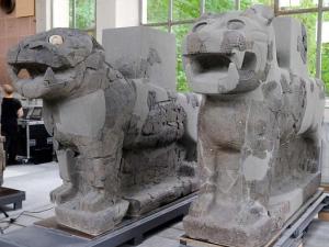 Две гигантские базальтовые фигуры львов, <br> стоявших у входа во дворец в Телль-Халафе